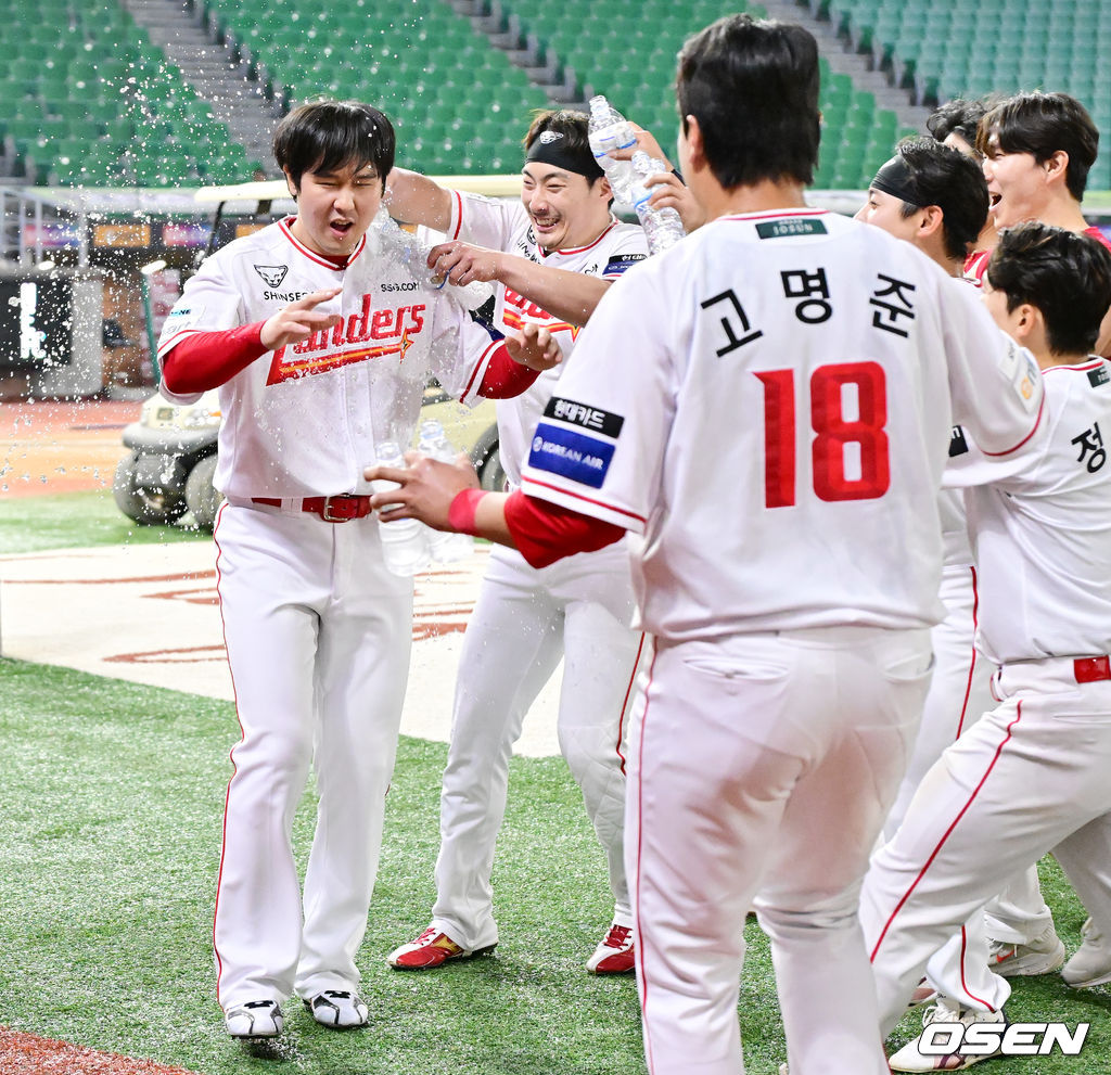 이 경기에서 SSG 최정은 4타수 2안타 1홈런 2타점 1득점으로 활약했다. 6회 극적인 동점 투런홈런을 날리며 팬들을 열광시켰다. 최정은 이 홈런으로 KBO리그 최초로 500홈런을 기록했다. SSG는 6-3 역전승을 거두고 3연승을 질주했다. 경기를 마치고 최정의 500홈런 축하 물세례가 진행되고 있다. 2025.05.13 / rumi@osen.co.kr