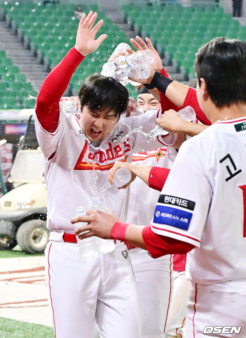 이 경기에서 SSG 최정은 4타수 2안타 1홈런 2타점 1득점으로 활약했다. 6회 극적인 동점 투런홈런을 날리며 팬들을 열광시켰다. 최정은 이 홈런으로 KBO리그 최초로 500홈런을 기록했다. SSG는 6-3 역전승을 거두고 3연승을 질주했다. 경기를 마치고 최정의 500홈런 축하 물세례가 진행되고 있다. 2025.05.13 / rumi@osen.co.kr