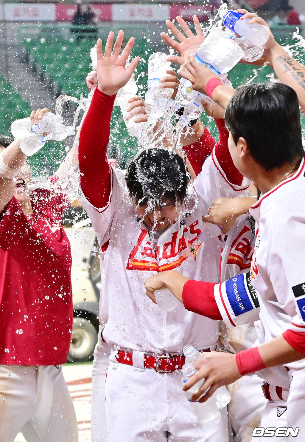이 경기에서 SSG 최정은 4타수 2안타 1홈런 2타점 1득점으로 활약했다. 6회 극적인 동점 투런홈런을 날리며 팬들을 열광시켰다. 최정은 이 홈런으로 KBO리그 최초로 500홈런을 기록했다. SSG는 6-3 역전승을 거두고 3연승을 질주했다. 경기를 마치고 최정의 500홈런 축하 물세례가 진행되고 있다. 2025.05.13 / rumi@osen.co.kr