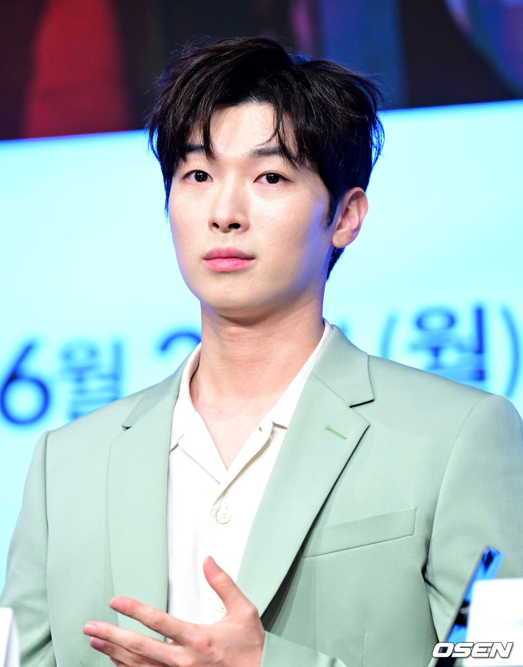 26일 오후 서울 신도림동 디큐브시티 더 세인트에서 KBS 2TV 새 월화드라마 ‘가슴이 뛴다’ 제작발표회가 열렸다.드라마 ‘가슴이 뛴다’는 100년 중 하루 차이로 인간이 되지 못한 반인뱀파이어 선우혈(옥택연)과 인간미라고는 찾아볼 수 없는 여자 주인해(원지안)가 어쩌다 동거를 시작, 진정한 온기를 찾아가는 아찔한 목숨 담보 공생 로맨스다.배우 박강현이 취재진의 질문을 듣고 있다. 2023.06.26 / dreamer@osen.co.kr