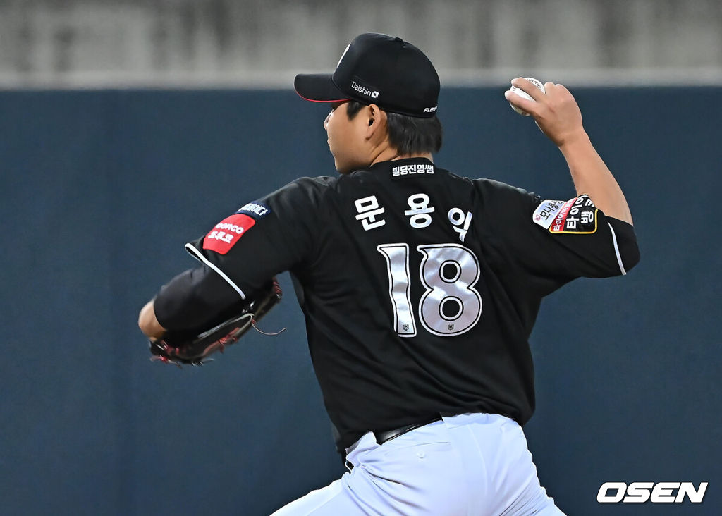 13일 포항야구장에서 2025 신한 SOL 뱅크 KBO 리그 삼성 라이온즈와 키움 히어로즈의 경기가 열렸다. 홈팀 삼성은 이승현이 선발로 출전하고, 방문팀 KT는 헤이수스가 선발로 출전했다.KT 위즈 문용익이 역투하고 있다. 2025.05.13 / foto0307@osen.co.kr