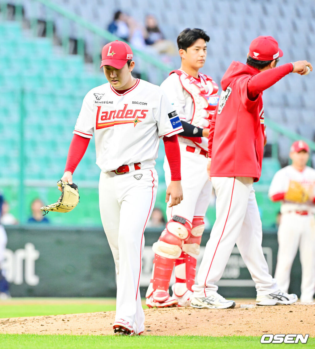 14일 오후 인천 SSG랜더스필드에서 ‘2025 신한 SOL Bank KBO리그’ SSG 랜더스와 NC 다이노스의 경기가 열렸다.SSG는 송영진을, NC는 목지훈을 선발로 내세웠다.3회초 2사 주자 1,2루 NC 김휘집 타석에서 SSG 선발 송영진이 강판당하고 있다. 2025.05.14 / rumi@osen.co.kr