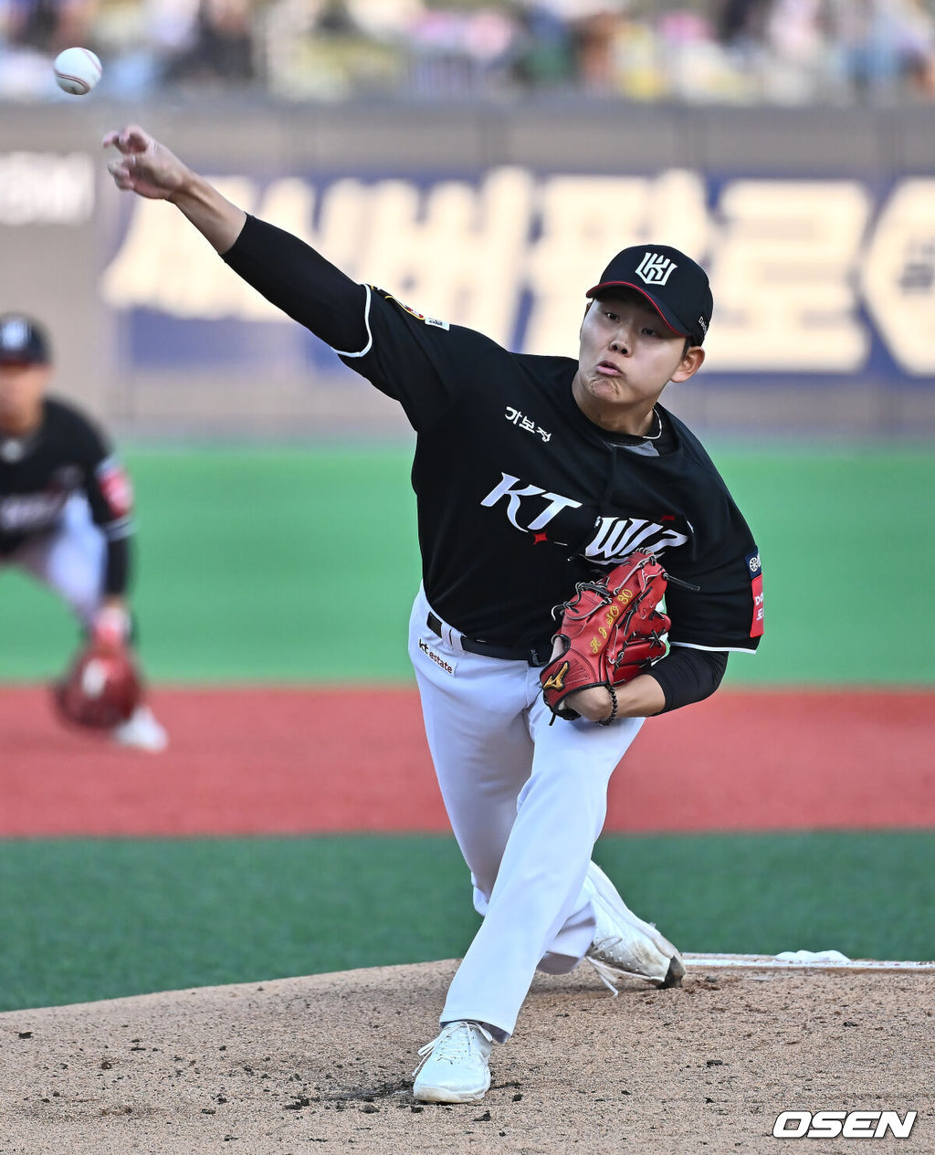 14일 포항야구장에서 2025 신한 SOL 뱅크 KBO 리그 삼성 라이온즈와 KT 위즈의 경기가 열렸다. 홈팀 삼성은 원태인이, 방문팀 KT는 소형준이 선발로 출전했다.KT 위즈 선발투수 소형준이 역투하고 있다. 2025.05.14 / foto0307@osen.co.kr