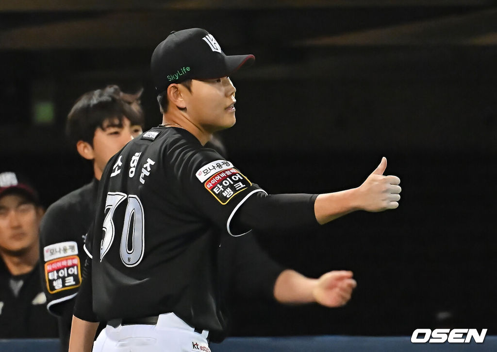 14일 포항야구장에서 2025 신한 SOL 뱅크 KBO 리그 삼성 라이온즈와 KT 위즈의 경기가 열렸다. 홈팀 삼성은 원태인이, 방문팀 KT는 소형준이 선발로 출전했다.KT 위즈 소형준이 6회말 2사 1, 2루 삼성 라이온즈 박병호를 우익수 플라이로 잡고 엄지척을 하고 있다. 2025.05.14 / foto0307@osen.co.kr