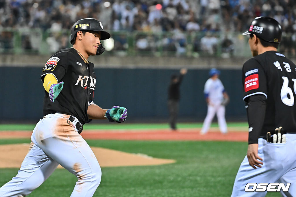14일 포항야구장에서 2025 신한 SOL 뱅크 KBO 리그 삼성 라이온즈와 KT 위즈의 경기가 열렸다. 홈팀 삼성은 원태인이, 방문팀 KT는 소형준이 선발로 출전했다.KT 위즈 안현민이 6회초 좌월 솔로 홈런을 치고 그라운드를 돌고 있다. 2025.05.14 / foto0307@osen.co.kr