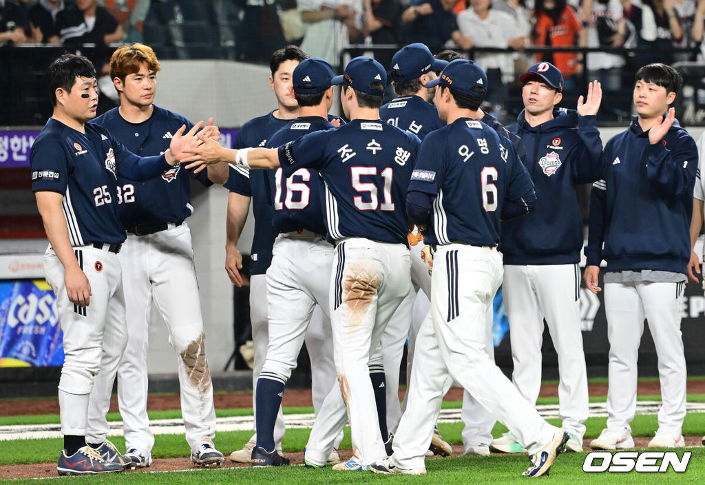 프로야구 두산 베어스가 강습 타구에 발목을 맞고 교체된 잭로그의 부상 악재를 극복하고 연승에 성공했다. 두산은 14일 대전 한화생명볼파크에서 열린 2025 신한 SOL Bank KBO리그 한화 이글스와의 원정경기를 7-1로 승리했다. 승리가 확정된 순간 두산 선수들이 기쁨을 나누고 있다. 2025.05.14 / ksl0919@osen.co.kr