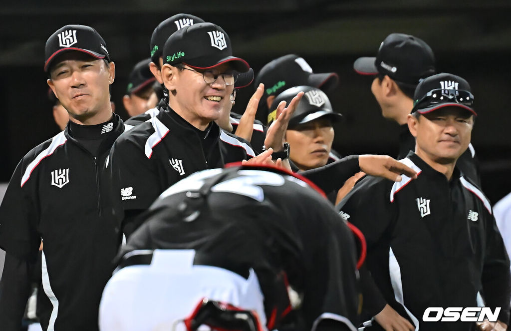 14일 포항야구장에서 2025 신한 SOL 뱅크 KBO 리그 삼성 라이온즈와 KT 위즈의 경기가 열렸다. 홈팀 삼성은 원태인이, 방문팀 KT는 소형준이 선발로 출전했다.KT 위즈 이강철 감독이 삼성 라이온즈에 3-2로 승리한 후 기쁨의 박수를 치고 있다. 2025.05.14 / foto0307@osen.co.kr