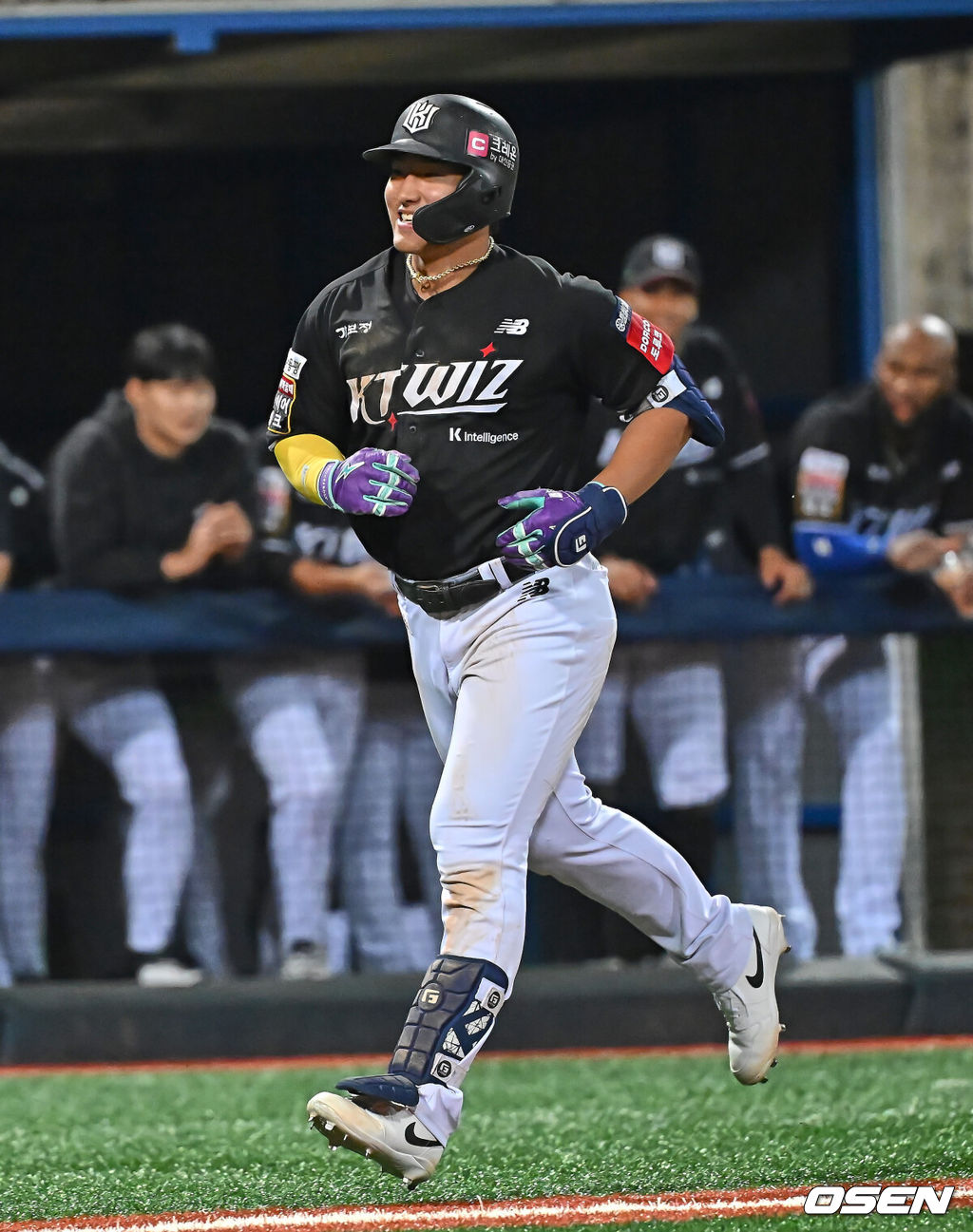 14일 포항야구장에서 2025 신한 SOL 뱅크 KBO 리그 삼성 라이온즈와 KT 위즈의 경기가 열렸다. 홈팀 삼성은 원태인이, 방문팀 KT는 소형준이 선발로 출전했다.KT 위즈 안현민이 6회초 좌월 솔로 홈런을 치고 그라운드를 돌고 있다. 2025.05.14 / foto0307@osen.co.kr