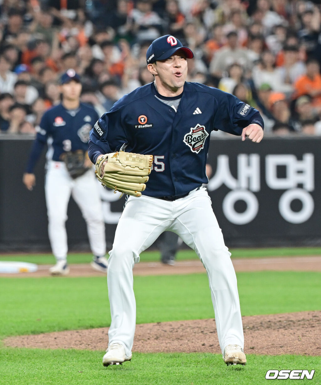 14일 대전 한화생명볼파크에서 ‘2025 신한 SOL Bank KBO리그’ 한화 이글스와 두산 베어스의 경기가 열렸다.이날 한화는 문동주, 두산은 잭로그를 선발로 내세웠다.5회말 1사 만루 두산 고효준이 한화 최인호를 병살타로 처리한 포수 양의지와 하이파이브를 하고 있다. 2025.05.14 / ksl0919@osen.co.kr