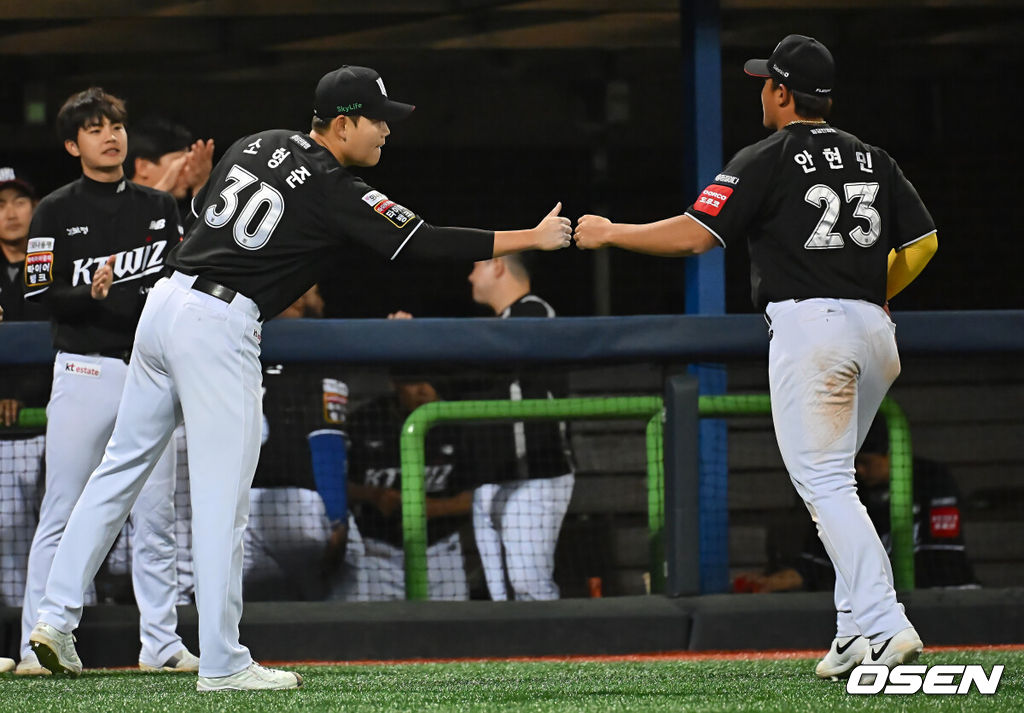 14일 포항야구장에서 2025 신한 SOL 뱅크 KBO 리그 삼성 라이온즈와 KT 위즈의 경기가 열렸다. 홈팀 삼성은 원태인이, 방문팀 KT는 소형준이 선발로 출전했다.KT 위즈 소형준이 6회말 2사 1, 2루 삼성 라이온즈 박병호를 우익수 플라이로 잡고 엄지척을 하고 있다. 2025.05.14 / foto0307@osen.co.kr
