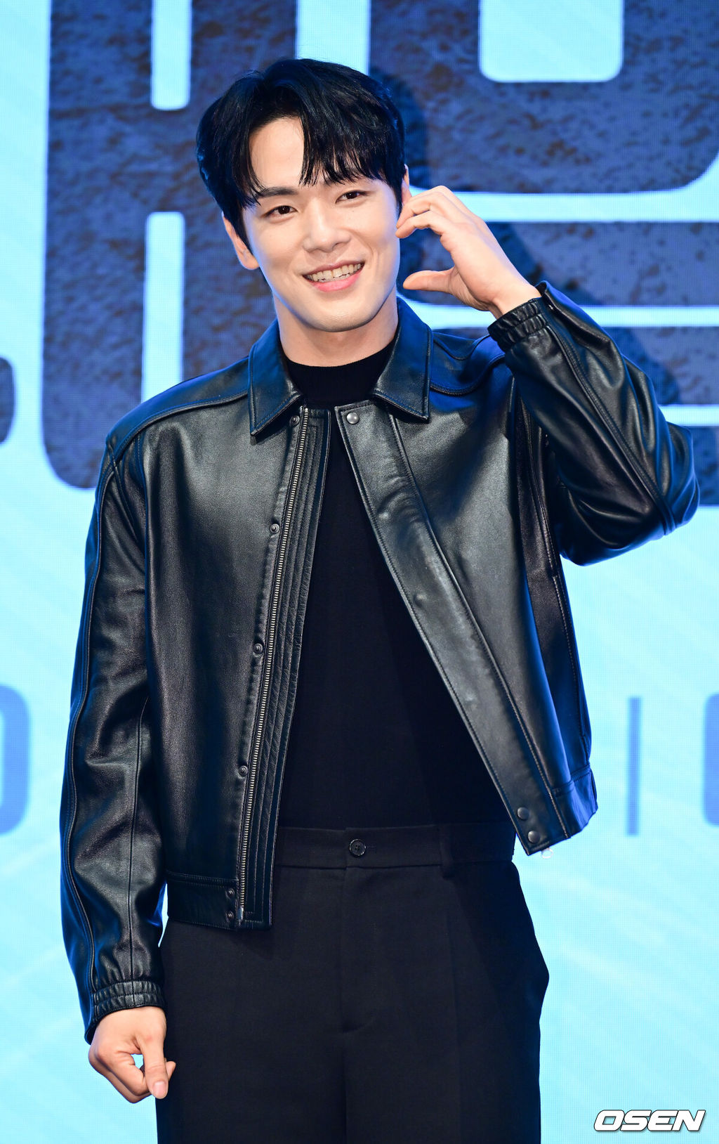 25일 오후 서울 구로구  신도림 디큐브시티 더 세인트에서 KBS 2TV 새 주말드라마 '다리미 패밀리' 제작발표회가 열렸다. 이날 행사에는 성준해 감독, 배우 김정현, 금새록, 박지영, 신현준, 김혜은, 최태준, 양혜지가 참석했다. 배우 김정현이 포토타임을 갖고 있다. 2024.09.25 / ksl0919@osen.co.kr