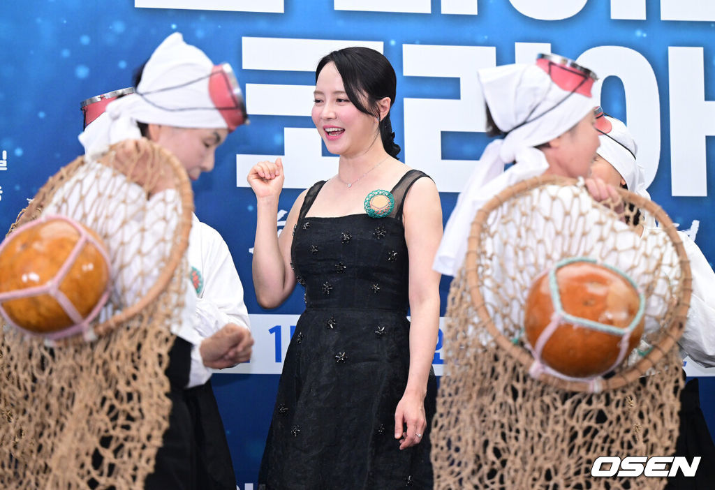 15일 오후 서울 상암동 스텐포드 호텔에서 JTBC 신규 프로그램 ‘딥 다이브 코리아: 송지효의 해녀 모험’(약칭 딥다이브) 제작발표회가 열렸다.딥다이브는 송지효가 제주에서 해녀 물질에 도전하고 그들과 진정한 유대감을 형성해 나가는 여정을 그린 다큐멘터리 프로그램이다. JTBC와 BBC 스튜디오의 첫 공동 제작 콘텐트이자 국내 방송사 중 최초로 BBC 스튜디오와 공동 제작한 사례로 많은 이들의 주목을 받고 있다.배우 송지효가 하도 해녀 합창단과 공연을 펼치고 있다. 2025.05.15 / dreamer@osen.co.kr
