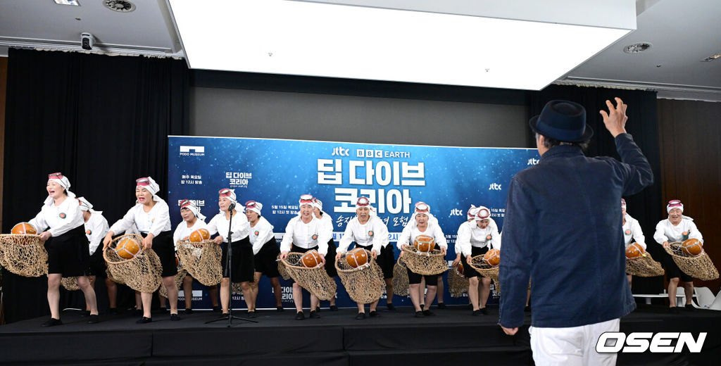 15일 오후 서울 상암동 스텐포드 호텔에서 JTBC 신규 프로그램 ‘딥 다이브 코리아: 송지효의 해녀 모험’(약칭 딥다이브) 제작발표회가 열렸다.딥다이브는 송지효가 제주에서 해녀 물질에 도전하고 그들과 진정한 유대감을 형성해 나가는 여정을 그린 다큐멘터리 프로그램이다. JTBC와 BBC 스튜디오의 첫 공동 제작 콘텐트이자 국내 방송사 중 최초로 BBC 스튜디오와 공동 제작한 사례로 많은 이들의 주목을 받고 있다.하도 해녀 합창단이 공연을 펼치고 있다. 2025.05.15 / dreamer@osen.co.kr