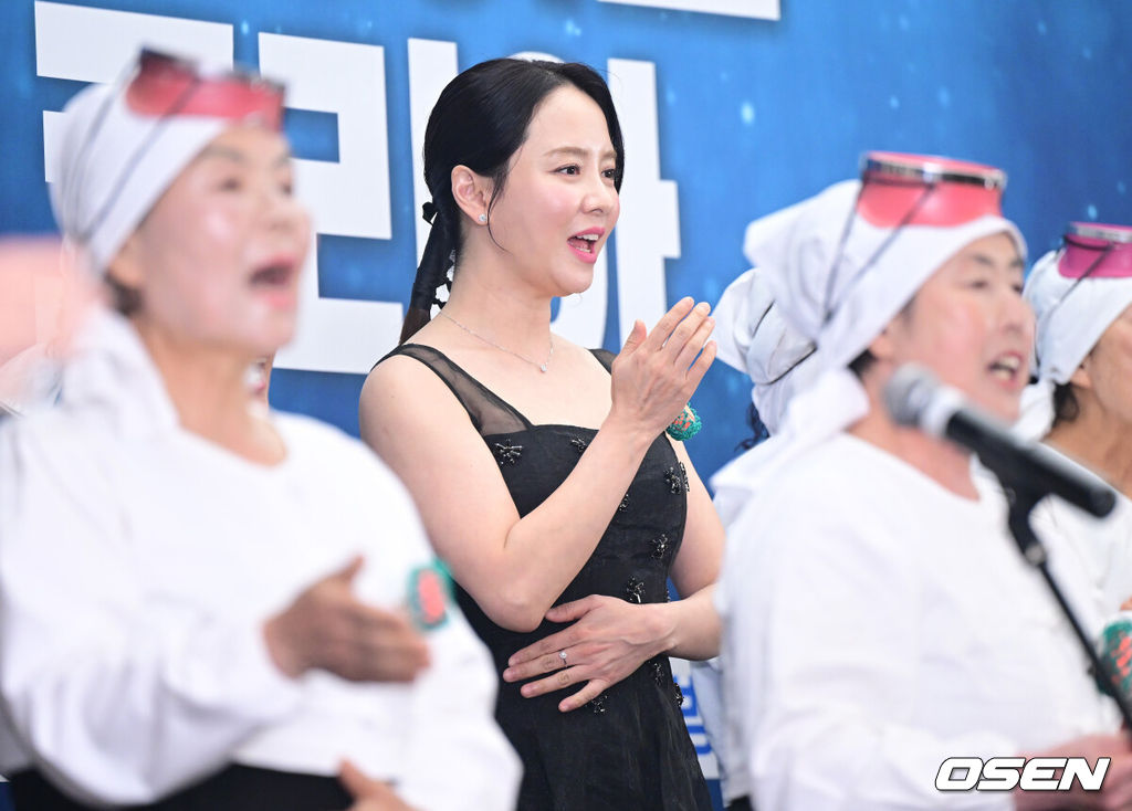 15일 오후 서울 상암동 스텐포드 호텔에서 JTBC 신규 프로그램 ‘딥 다이브 코리아: 송지효의 해녀 모험’(약칭 딥다이브) 제작발표회가 열렸다.딥다이브는 송지효가 제주에서 해녀 물질에 도전하고 그들과 진정한 유대감을 형성해 나가는 여정을 그린 다큐멘터리 프로그램이다. JTBC와 BBC 스튜디오의 첫 공동 제작 콘텐트이자 국내 방송사 중 최초로 BBC 스튜디오와 공동 제작한 사례로 많은 이들의 주목을 받고 있다.배우 송지효가 하도 해녀 합창단과 공연을 펼치고 있다. 2025.05.15 / dreamer@osen.co.kr