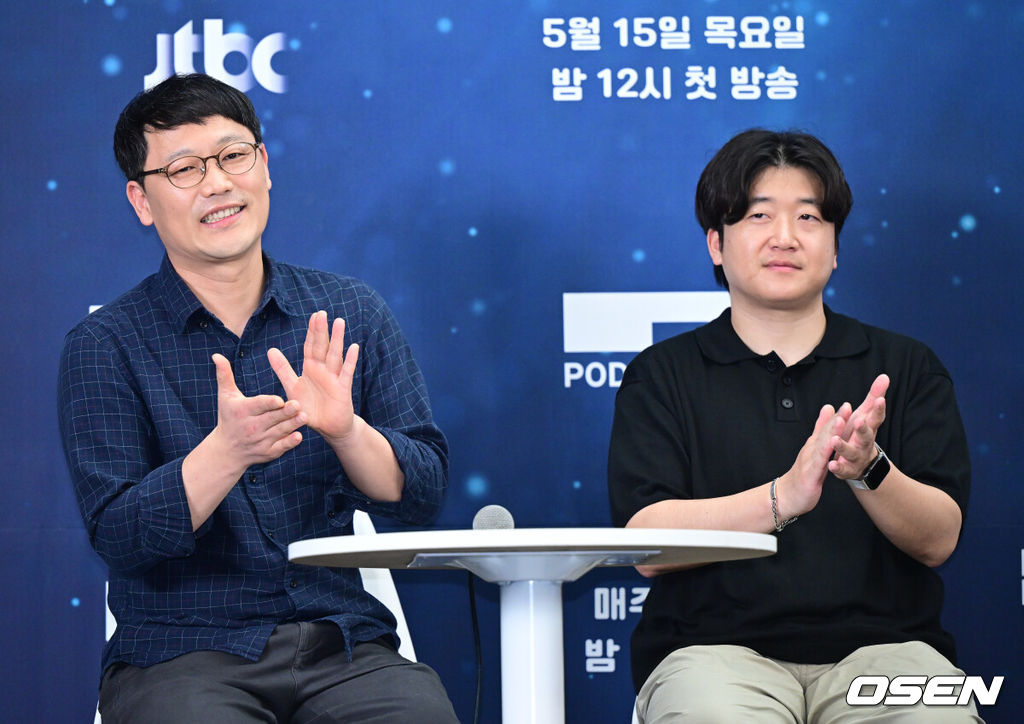 15일 오후 서울 상암동 스텐포드 호텔에서 JTBC 신규 프로그램 ‘딥 다이브 코리아: 송지효의 해녀 모험’(약칭 딥다이브) 제작발표회가 열렸다.딥다이브는 송지효가 제주에서 해녀 물질에 도전하고 그들과 진정한 유대감을 형성해 나가는 여정을 그린 다큐멘터리 프로그램이다. JTBC와 BBC 스튜디오의 첫 공동 제작 콘텐트이자 국내 방송사 중 최초로 BBC 스튜디오와 공동 제작한 사례로 많은 이들의 주목을 받고 있다.허진 국장과 이후 PD가 인사말을 전하고 있다. 2025.05.15 / dreamer@osen.co.kr