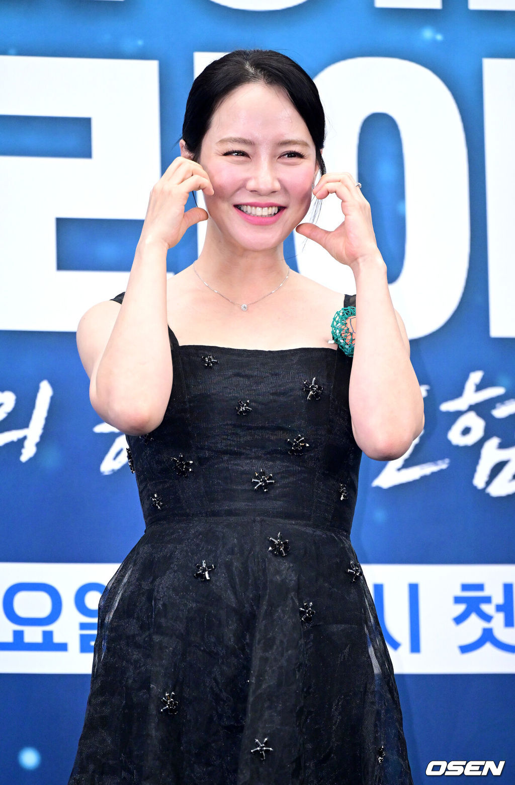 15일 오후 서울 상암동 스텐포드 호텔에서 JTBC 신규 프로그램 ‘딥 다이브 코리아: 송지효의 해녀 모험’(약칭 딥다이브) 제작발표회가 열렸다.딥다이브는 송지효가 제주에서 해녀 물질에 도전하고 그들과 진정한 유대감을 형성해 나가는 여정을 그린 다큐멘터리 프로그램이다. JTBC와 BBC 스튜디오의 첫 공동 제작 콘텐트이자 국내 방송사 중 최초로 BBC 스튜디오와 공동 제작한 사례로 많은 이들의 주목을 받고 있다.배우 송지효가 포토타임을 하고 있다. 2025.05.15 / dreamer@osen.co.kr
