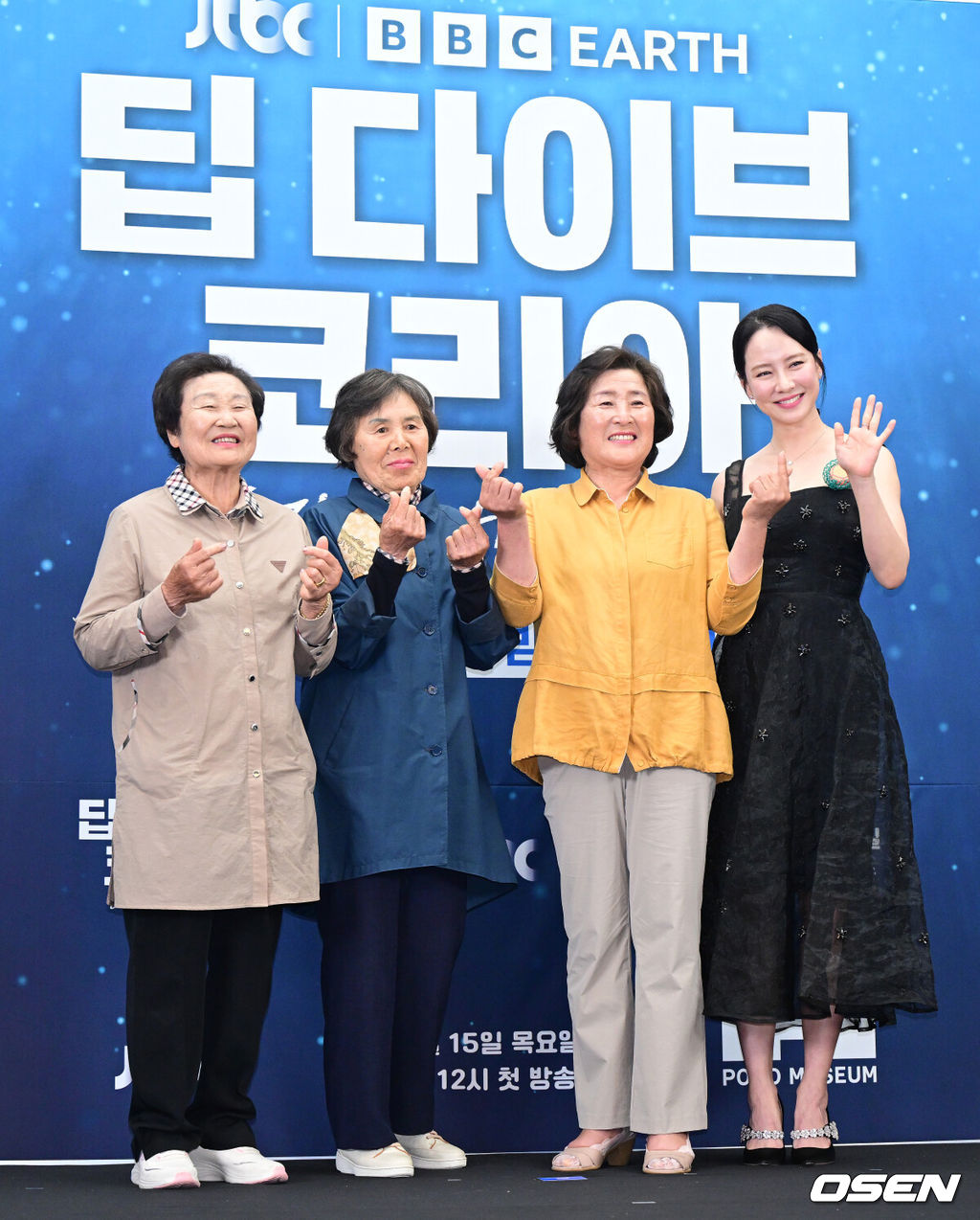 15일 오후 서울 상암동 스텐포드 호텔에서 JTBC 신규 프로그램 ‘딥 다이브 코리아: 송지효의 해녀 모험’(약칭 딥다이브) 제작발표회가 열렸다.딥다이브는 송지효가 제주에서 해녀 물질에 도전하고 그들과 진정한 유대감을 형성해 나가는 여정을 그린 다큐멘터리 프로그램이다. JTBC와 BBC 스튜디오의 첫 공동 제작 콘텐트이자 국내 방송사 중 최초로 BBC 스튜디오와 공동 제작한 사례로 많은 이들의 주목을 받고 있다.배우 송지효(맨 오른쪽)와 박미정-오기숙-현순심 해녀가 포토타임을 하고 있다. 2025.05.15 / dreamer@osen.co.kr