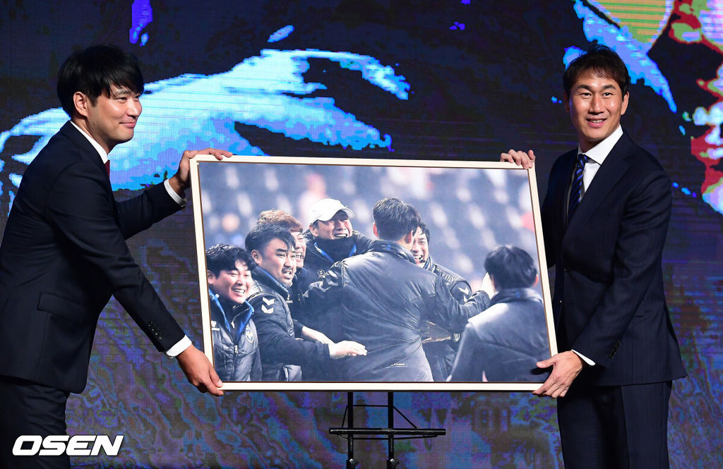 2일 오후 서울 홍은동 그랜드힐튼호텔에서 하나원큐 K리그 2019 대상 시상식이 열렸다.인천 유상철 감독이 베스트 포토상을 수상하며 김도훈 한국 스포츠사진기자협회장과 포즈를 취하고 있다. /jpnews@osen.co.kr