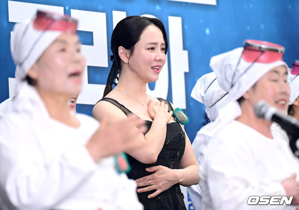 15일 오후 서울 상암동 스텐포드 호텔에서 JTBC 신규 프로그램 ‘딥 다이브 코리아: 송지효의 해녀 모험’(약칭 딥다이브) 제작발표회가 열렸다.딥다이브는 송지효가 제주에서 해녀 물질에 도전하고 그들과 진정한 유대감을 형성해 나가는 여정을 그린 다큐멘터리 프로그램이다. JTBC와 BBC 스튜디오의 첫 공동 제작 콘텐트이자 국내 방송사 중 최초로 BBC 스튜디오와 공동 제작한 사례로 많은 이들의 주목을 받고 있다.배우 송지효가 하도 해녀 합창단과 공연을 펼치고 있다. 2025.05.15 / dreamer@osen.co.kr