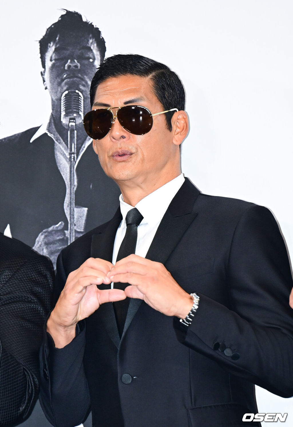 30일 오후 서울 여의도 KBS홀에서 ‘데뷔 30주년 특집 딴따라 JYP’ 포토월 행사가 열렸다. 이날 행사에는 가수 박진영, god, 비, 2PM, 원더걸스, 트와이스가 참석했다.god 박준형이 포즈를 취하고 있다. 2024.08.30  / ksl0919@osen.co.kr