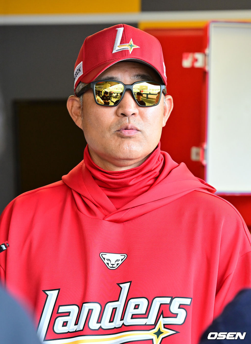 15일 오후 인천 SSG랜더스필드에서 ‘2025 신한 SOL Bank KBO리그’ SSG 랜더스와 NC 다이노스의 경기가 열린다.SSG는 앤더슨을, NC는 신민혁을 선발로 내세운다.SSG 이숭용 감독이 덕아웃에서 취재진의 질문에 답하고 있다. 2025.05.15 / rumi@osen.co.kr