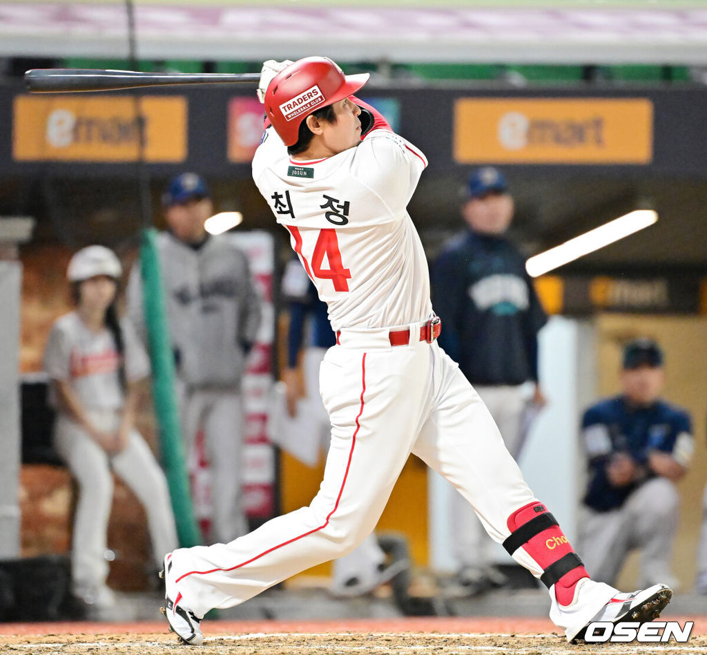 14일 오후 인천 SSG랜더스필드에서 ‘2025 신한 SOL Bank KBO리그’ SSG 랜더스와 NC 다이노스의 경기가 열렸다.SSG는 송영진을, NC는 목지훈을 선발로 내세웠다.8회말 2사 주자 1루 SSG 최정이 좌월 투런 홈런을 때리고 있다. 2025.05.14 / rumi@osen.co.kr