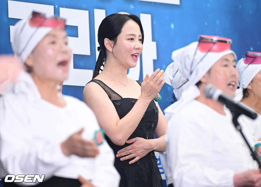 15일 오후 서울 상암동 스텐포드 호텔에서 JTBC 신규 프로그램 ‘딥 다이브 코리아: 송지효의 해녀 모험’(약칭 딥다이브) 제작발표회가 열렸다.딥다이브는 송지효가 제주에서 해녀 물질에 도전하고 그들과 진정한 유대감을 형성해 나가는 여정을 그린 다큐멘터리 프로그램이다. JTBC와 BBC 스튜디오의 첫 공동 제작 콘텐트이자 국내 방송사 중 최초로 BBC 스튜디오와 공동 제작한 사례로 많은 이들의 주목을 받고 있다.배우 송지효가 하도 해녀 합창단과 공연을 펼치고 있다. 2025.05.15 / dreamer@osen.co.kr