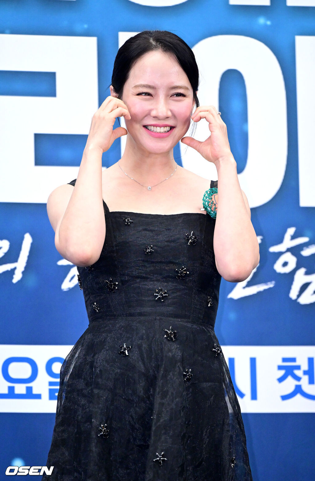 15일 오후 서울 상암동 스텐포드 호텔에서 JTBC 신규 프로그램 ‘딥 다이브 코리아: 송지효의 해녀 모험’(약칭 딥다이브) 제작발표회가 열렸다.딥다이브는 송지효가 제주에서 해녀 물질에 도전하고 그들과 진정한 유대감을 형성해 나가는 여정을 그린 다큐멘터리 프로그램이다. JTBC와 BBC 스튜디오의 첫 공동 제작 콘텐트이자 국내 방송사 중 최초로 BBC 스튜디오와 공동 제작한 사례로 많은 이들의 주목을 받고 있다.배우 송지효가 포토타임을 하고 있다. 2025.05.15 / dreamer@osen.co.kr