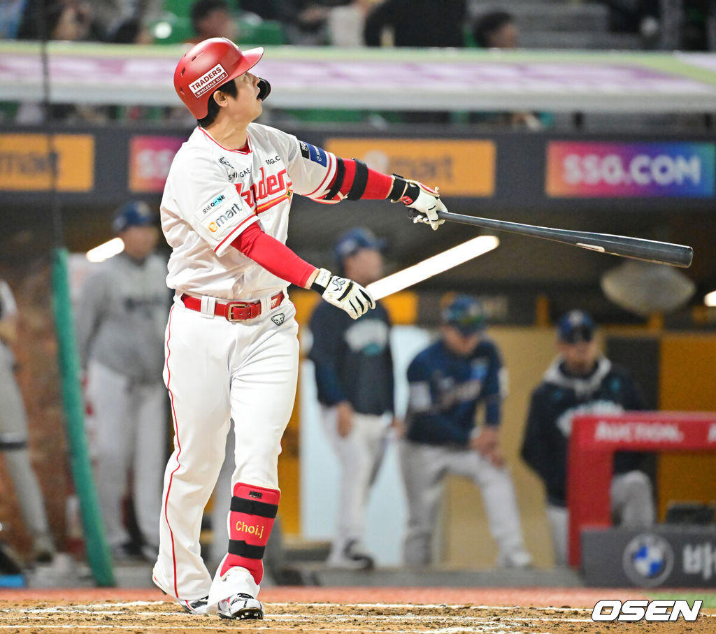 15일 오후 인천 SSG랜더스필드에서 ‘2025 신한 SOL Bank KBO리그’ SSG 랜더스와 NC 다이노스의 경기가 열렸다.SSG는 앤더슨을, NC는 신민혁을 선발로 내세웠다.6회말 1사 주자 1,2루 SSG 최정이 좌월 선취 스리런 홈런을 때리고 있다. 2025.05.15 / rumi@osen.co.kr
