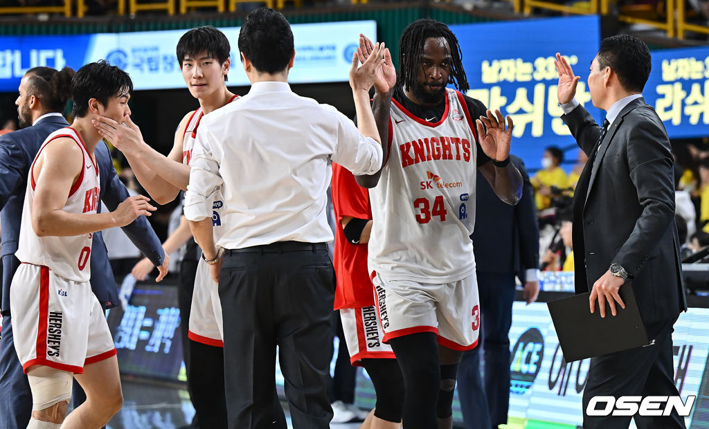 15일 창원 체육관에서 2024-2025 KCC 프로농구 창원 LG와 서울 SK의 챔피언결정전 6차전 경기가 열렸다. 서울 SK가 창원 LG와의 챔피언결정전에서 3연패 후 2연승하며 ‘리버스 스윕’을 노리고 있다.서울 SK 자밀 워니가 전반을 29-17로 앞선 후 전희철 감독과 기쁨을 나누고 있다. 2025.05.15 / foto0307@osen.co.kr