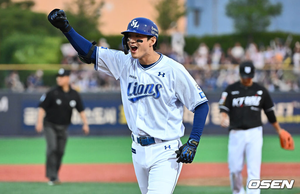 13일 포항야구장에서 2025 신한 SOL 뱅크 KBO 리그 삼성 라이온즈와 키움 히어로즈의 경기가 열렸다. 홈팀 삼성은 이승현이 선발로 출전하고, 방문팀 KT는 헤이수스가 선발로 출전했다.삼성 라이온즈 구자욱이 2회말 1사 만루 중견수 앞 2타점 안타를 치고 환호하고 있다. 2025.05.13 / foto0307@osen.co.kr
