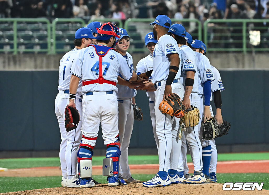 13일 포항야구장에서 2025 신한 SOL 뱅크 KBO 리그 삼성 라이온즈와 키움 히어로즈의 경기가 열렸다. 홈팀 삼성은 이승현이 선발로 출전하고, 방문팀 KT는 헤이수스가 선발로 출전했다.삼성 라이온즈 선수들이 KT 위즈에 5-3으로 승리한 후 기쁨을 나누고 있다. 2025.05.13 / foto0307@osen.co.kr