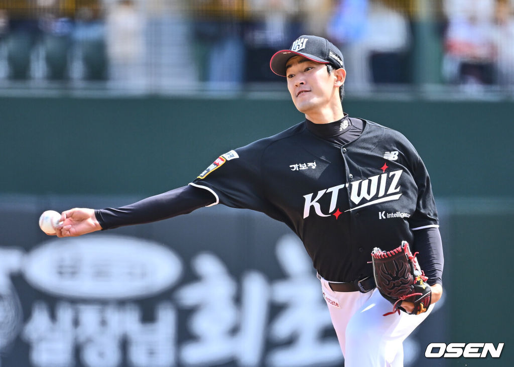 30일 부산 사직야구장에서 2025 신한 SOL 뱅크 KBO 리그 롯데 자이언츠와 KT 위즈의 경기가 열렸다. 홈팀 롯데는 데이비슨이 선발로 출전하고, 방문팀 KT는 고영표가 선발로 출전했다.KT 위즈 선발 투수 고영표가 역투하고 있다. 2025.03.30 / foto0307@osen.co.kr