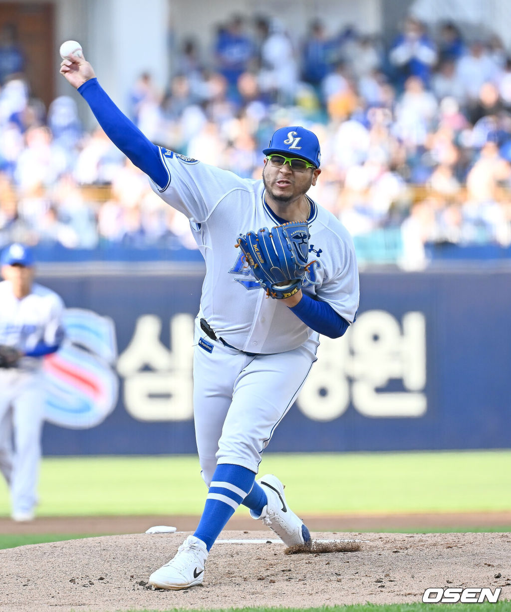 26일 대구삼성라이온즈파크에서 2025 신한 SOL 뱅크 KBO 리그 삼성 라이온즈와 NC 다이노스의 경기가 열렸다. 홈팀 삼성은 후라도가, 방문팀 NC는 이용찬이 선발 출전했다. 삼성 라이온즈 선발 투수 후라도가 역투하고 있다. 2025.04.26 / foto0307@osen.co.kr