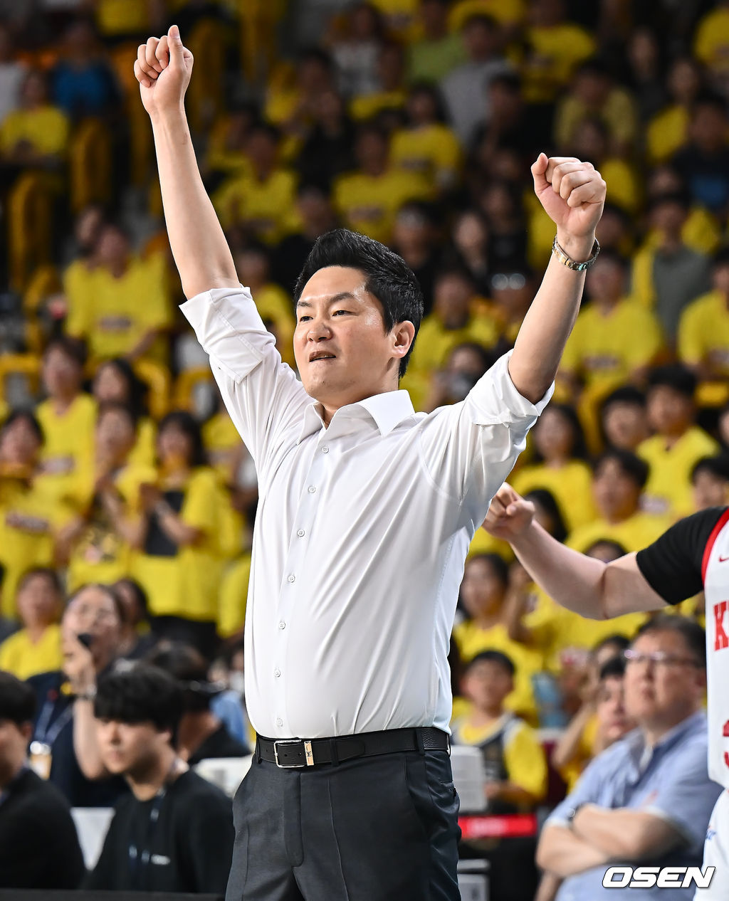 15일 창원 체육관에서 2024-2025 KCC 프로농구 창원 LG와 서울 SK의 챔피언결정전 6차전 경기가 열렸다.  서울 SK가 창원 LG와의 챔피언결정전에서 3연패 후 2연승하며 ‘리버스 스윕’을 노렸다.서울 SK 전희철 감독이 54-51로 극적인 승리를 확정짓고 만세를 하고 있다. 2025.05.15 / foto0307@osen.co.kr