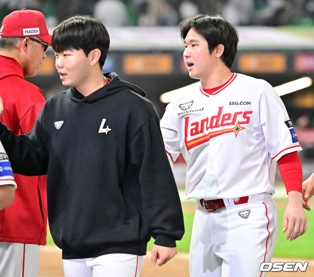 15일 오후 인천 SSG랜더스필드에서 ‘2025 신한 SOL Bank KBO리그’ SSG 랜더스와 NC 다이노스의 경기가 열렸다. 이 경기에서 SSG는 최정의 결승 스리런포와 앤더슨의 6이닝 무실점 호투에 힘입어 NC에 4-0으로 승리하며 주중 3연전 위닝시리즈를 가져갔다.경기를 마치고 최정이 이숭용 감독과 하이파이브를 하고 있다. 2025.05.15 / rumi@osen.co.kr