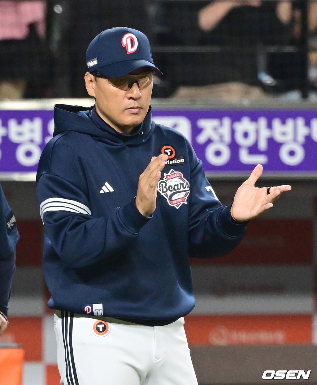 프로야구 두산 베어스가 강습 타구에 발목을 맞고 교체된 잭로그의 부상 악재를 극복하고 연승에 성공했다. 두산은 14일 대전 한화생명볼파크에서 열린 2025 신한 SOL Bank KBO리그 한화 이글스와의 원정경기를 7-1로 승리했다. 경기 종료 후 두산 이승엽 감독이 박수를 치고 있다. 2025.05.14 / ksl0919@osen.co.kr