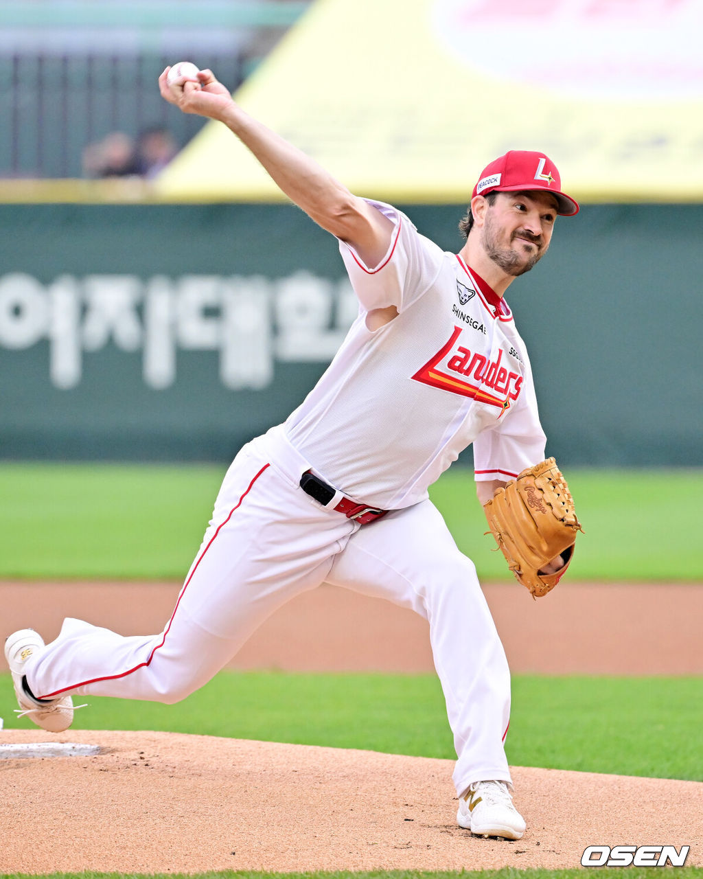 15일 오후 인천 SSG랜더스필드에서 ‘2025 신한 SOL Bank KBO리그’ SSG 랜더스와 NC 다이노스의 경기가 열렸다.SSG는 앤더슨을, NC는 신민혁을 선발로 내세웠다.SSG 선발 앤더슨이 마운드 위에서 힘차게 공을 뿌리고 있다. 2025.05.15 / rumi@osen.co.kr
