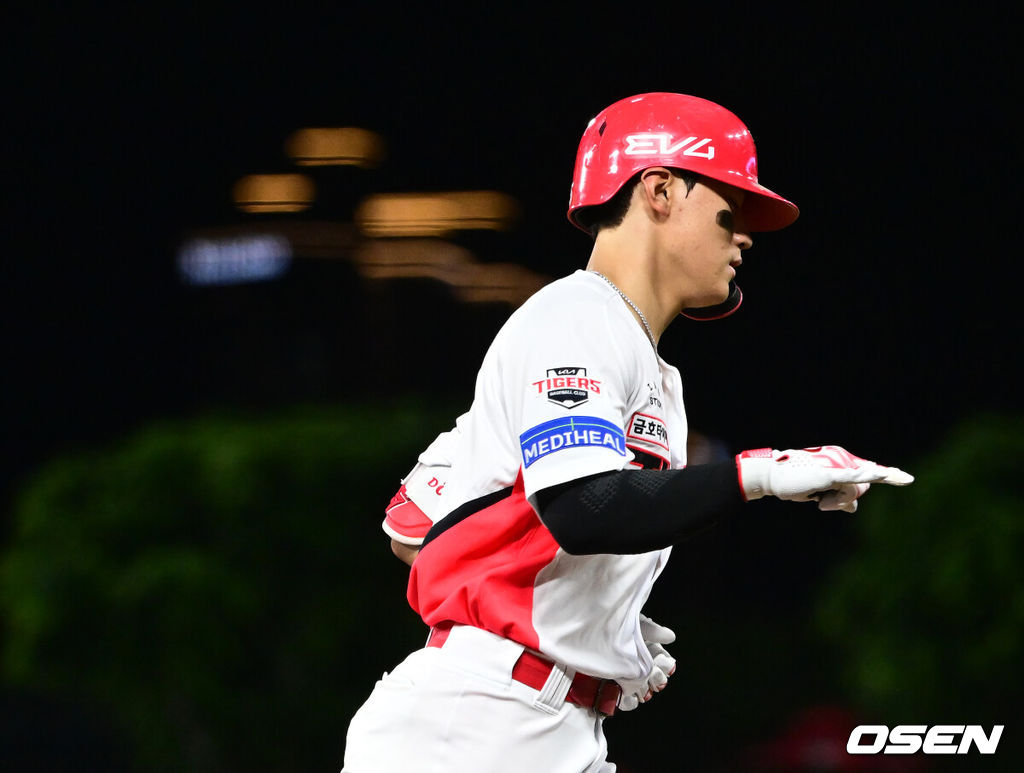 15일 오후 광주 북구 기아챔피언스필드에서 ‘2025 신한 SOL Bank KBO리그’ KIA 타이거즈와 롯데 자이언츠의 경기가 열렸다.KIA는 선발투수로 올러, 롯데는 나균안을 내세웠다.7회말 KIA 선두타자 김도영이 솔로 홈런을 날린 뒤 그라운드를 돌고 있다.  2025.05.15 / ksl0919@osen.co.kr  