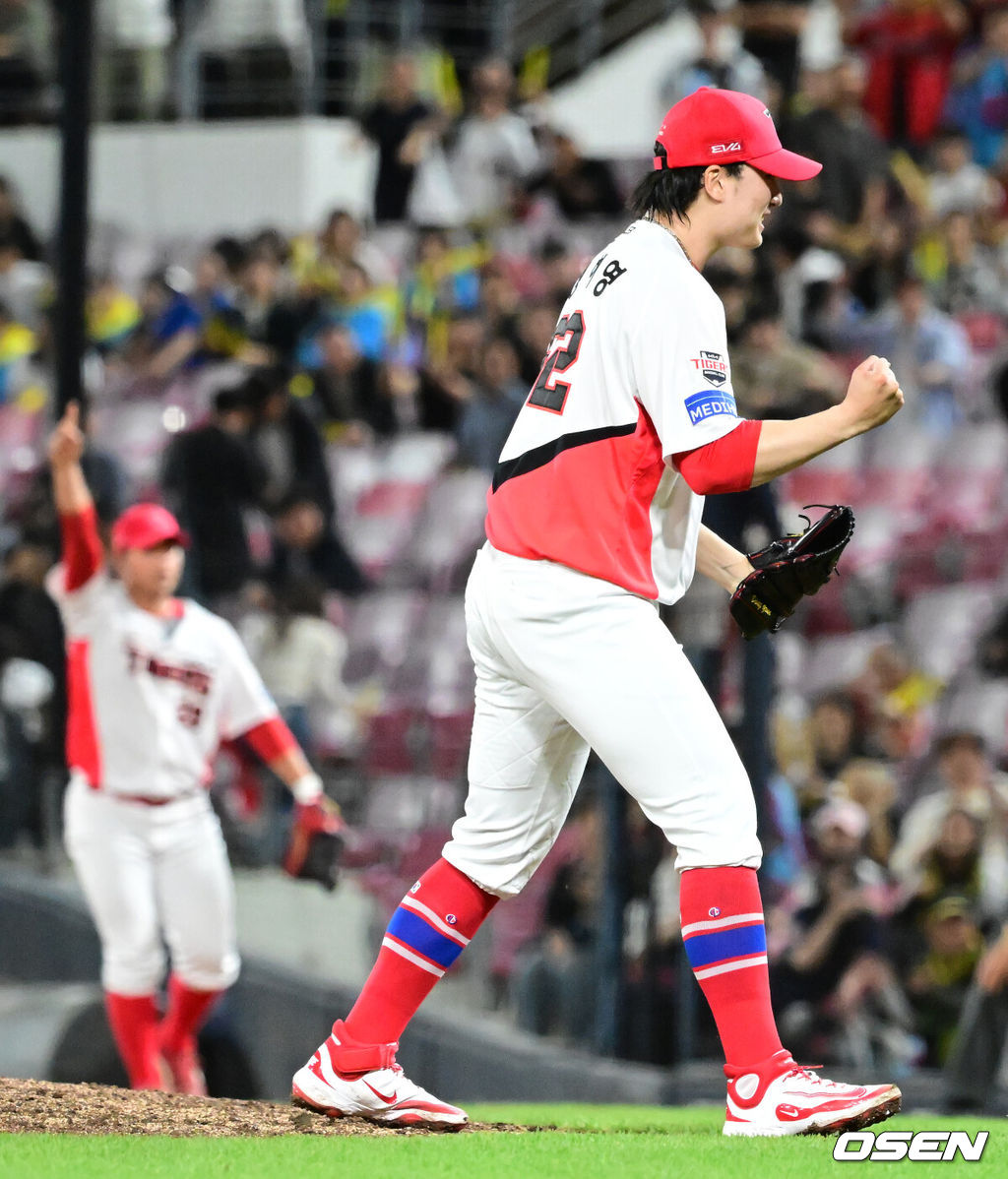 15일 오후 광주 북구 기아챔피언스필드에서 ‘2025 신한 SOL Bank KBO리그’ KIA 타이거즈와 롯데 자이언츠의 경기가 열렸다.이날 경기는 KIA 타이거즈가 롯데 자이언츠를 상대로 7-6 아슬아슬 승리를 따냈다.승리가 확정된 순간 KIA 정해영이 기뻐하고 있다. 2025.05.15 / ksl0919@osen.co.kr