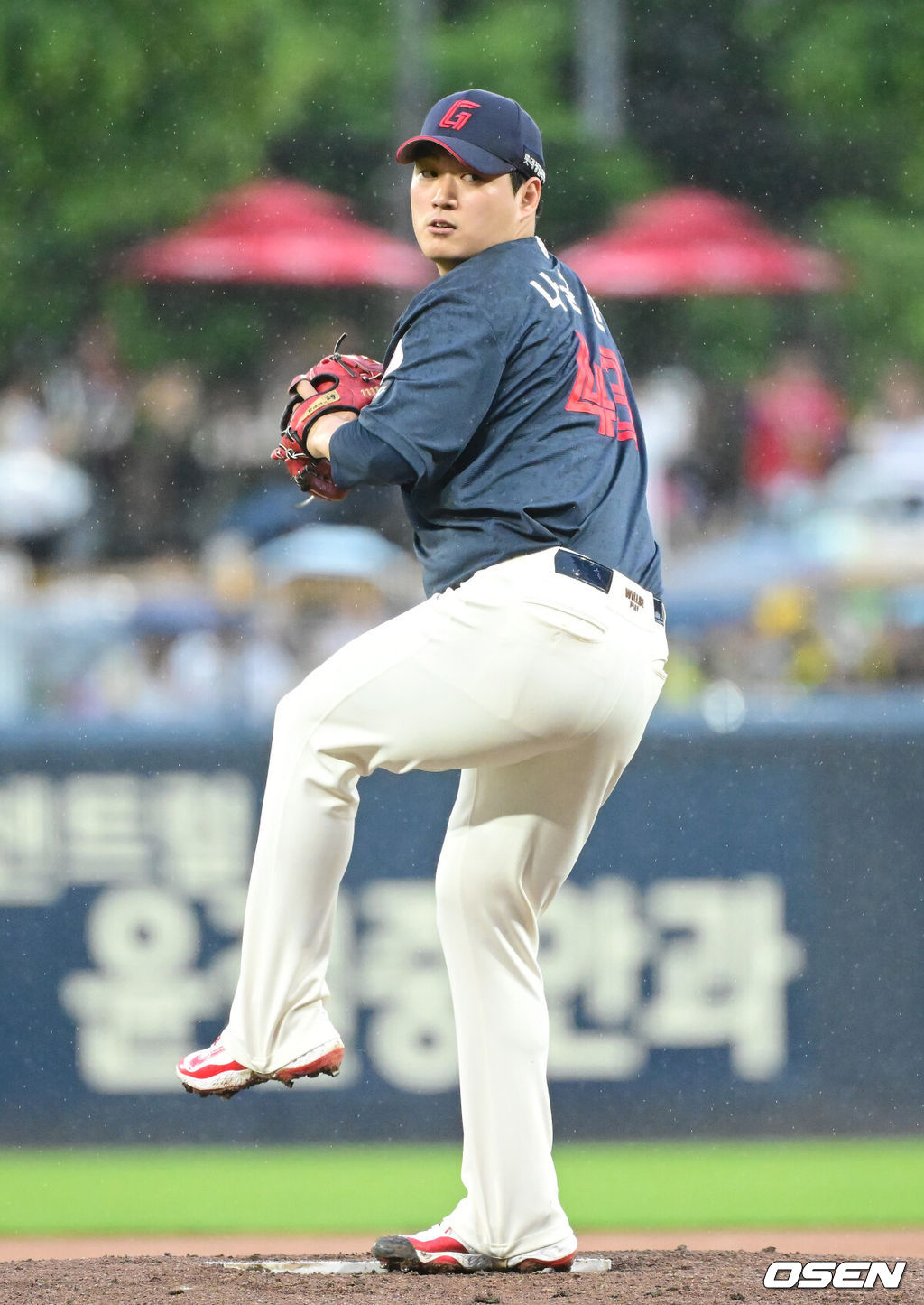 15일 오후 광주 북구 기아챔피언스필드에서 ‘2025 신한 SOL Bank KBO리그’ KIA 타이거즈와 롯데 자이언츠의 경기가 열렸다.KIA는 선발투수로 올러, 롯데는 나균안을 내세웠다.1회말 롯데 선발 나균안이 마운드에 올라 힘차게 공을 뿌리고 있다. 2025.05.15 / ksl0919@osen.co.kr