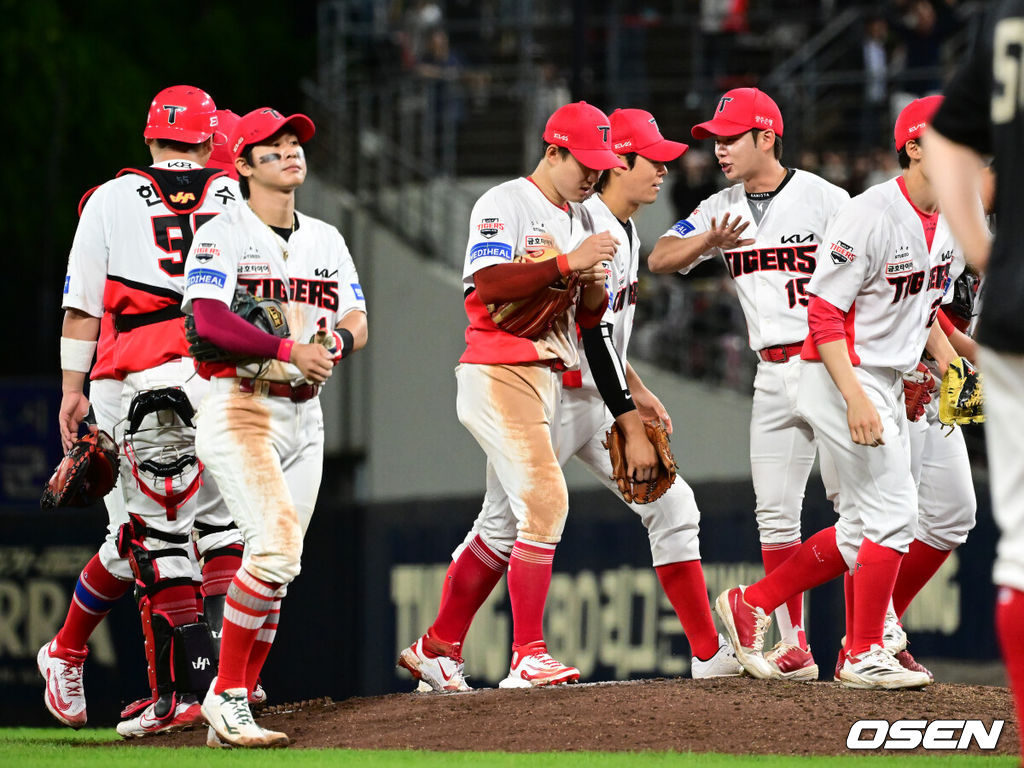 15일 오후 광주 북구 기아챔피언스필드에서 ‘2025 신한 SOL Bank KBO리그’ KIA 타이거즈와 롯데 자이언츠의 경기가 열렸다.이날 경기는 KIA 타이거즈가 롯데 자이언츠를 상대로 7-6 아슬아슬 승리를 따냈다.승리가 확정된 순간 KIA 선수들이 기쁨을 나누고 있다. 2025.05.15 / ksl0919@osen.co.kr
