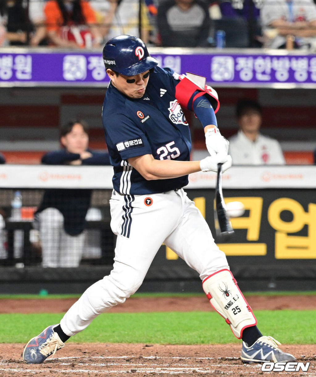 14일 대전 한화생명볼파크에서 ‘2025 신한 SOL Bank KBO리그’ 한화 이글스와 두산 베어스의 경기가 열렸다.이날 한화는 문동주, 두산은 잭로그를 선발로 내세웠다.5회초 2사 두산 양의지가 안타를 날리고 있다. 2025.05.14 / ksl0919@osen.co.kr