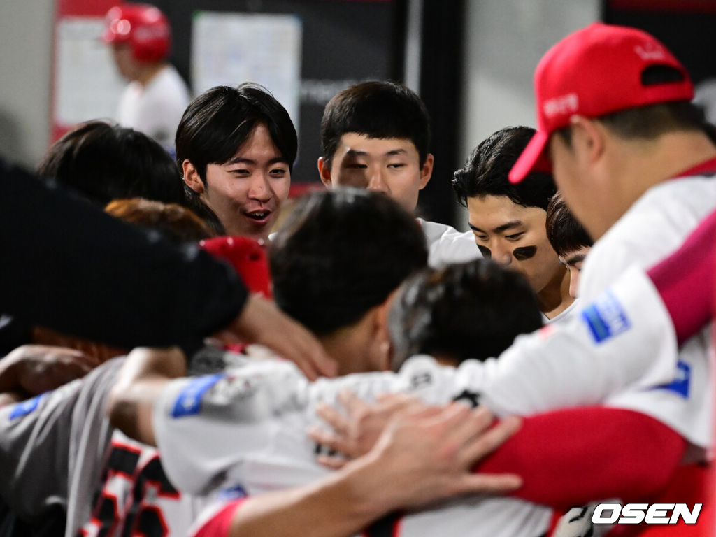 15일 오후 광주 북구 기아챔피언스필드에서 ‘2025 신한 SOL Bank KBO리그’ KIA 타이거즈와 롯데 자이언츠의 경기가 열렸다.KIA는 선발투수로 올러, 롯데는 나균안을 내세웠다.7회말 KIA 선두타자 김도영이 솔로 홈런을 날린 뒤 더그아웃에서 동료 선수들과 기쁨을 나누고 있다. 2025.05.15 / ksl0919@osen.co.kr