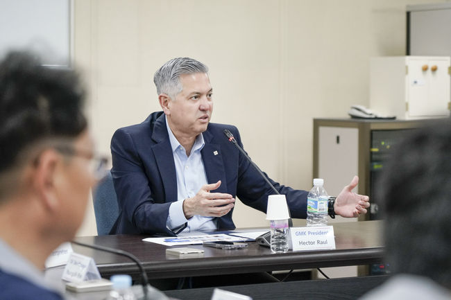 GM 한국사업장 창원공장 임직원들과 간담회를 하고 있는 헥터 비자레알(Hector Villarreal) 사장.