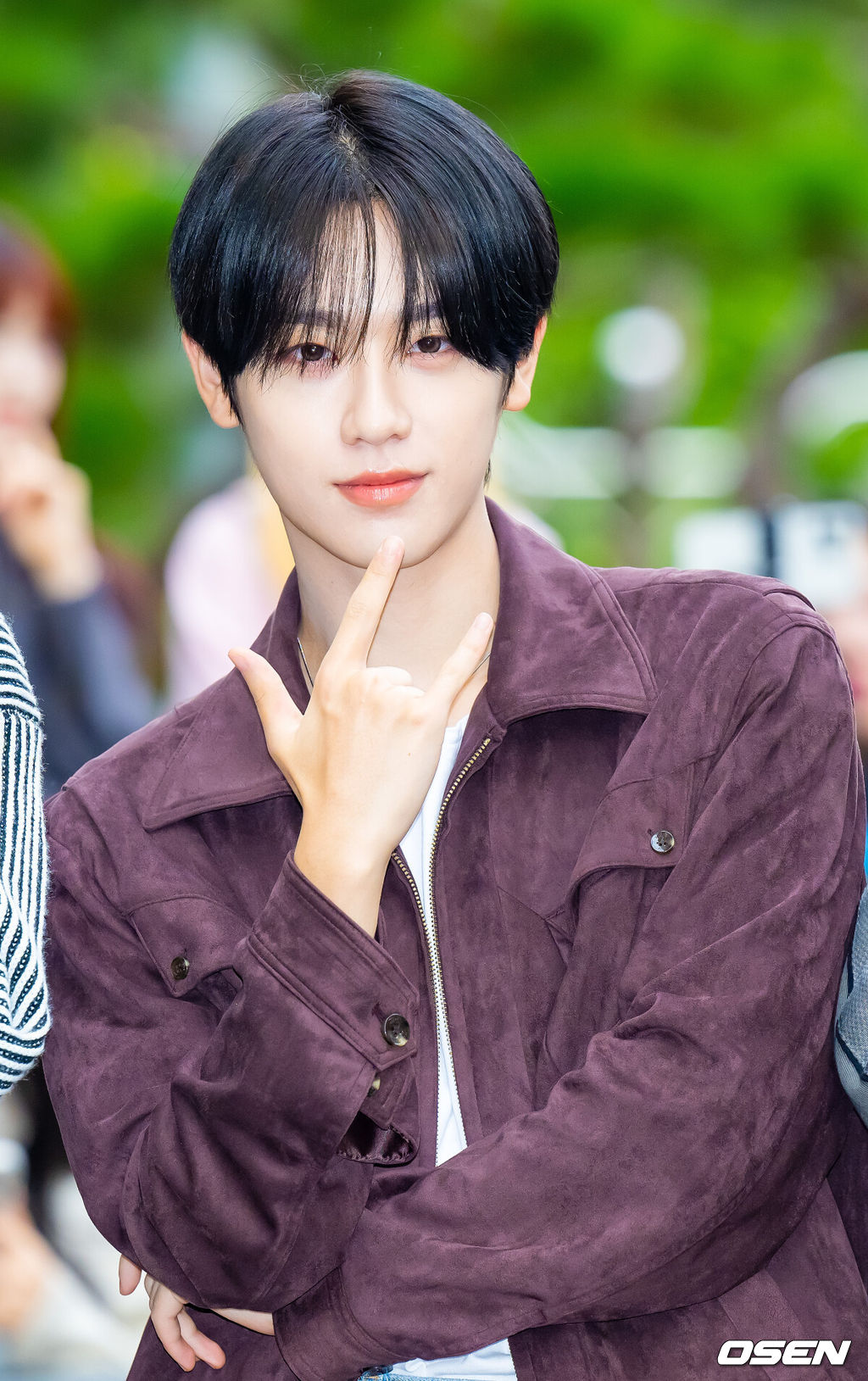 18일 오전 서울 영등포구 여의도동 KBS 신관에서 KBS 2TV ‘뮤직뱅크’ 리허설이 진행됐다.뮤직뱅크는 KBS2TV 매주 금요일 오후 문상민과 민주의 진행으로 방송된다.이펙스 금동현이 포토타임을 하고 있다. 2024.10.18 / rumi@osen.co.kr
