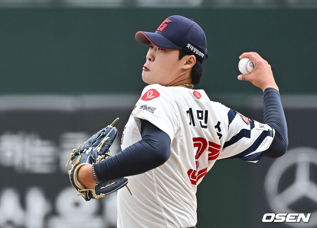 5일 부산 사직야구장에서 2025 신한 SOL 뱅크 KBO 리그 롯데 자이언츠와 SSG 랜더스의 경기가 열렸다. 홈팀 롯데는 이민석, 방문팀 SSG는 화이트가 선발 출전했다.롯데 자이언츠 선발 투수 이민석이 역투하고 있다. 2025.05.05 / foto0307@osen.co.kr