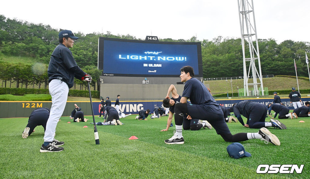 16일 울산 문수야구장에서 2025 신한 SOL 뱅크 KBO 리그 NC 다이노스와 키움 히어로즈의 경기가 열린다. 홈팀 NC는 최성영이, 방문팀 키움은 김선기가 선발로 출전한다.NC 다이노스 선수들이 대체 홈구장인 울산 문수야구장에 도착해 몸을 풀고 있다. 2025.05.16 / foto0307@osen.co.kr