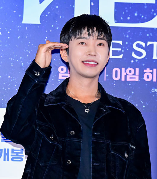 22일 오후 서울 CGV 용산 아이파크몰에서 영화 '임영웅 아임 히어로 더 스타디움' 언론시사회 및 무대인사가 열렸다.‘임영웅│아임 히어로 더 스타디움’은 지난 5월 약 10만 명의 영웅시대와 서울월드컵경기장을 하늘빛으로 가득 채운 임영웅의 첫 스타디움 입성기를 다룬 영화로, 공연 실황과 함께 비하인드가 그려진다.임영웅이 포토타임을 하고 있다. 2024.08.22 / jpnews@osen.co.kr