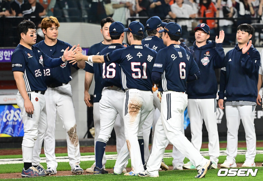 프로야구 두산 베어스가 강습 타구에 발목을 맞고 교체된 잭로그의 부상 악재를 극복하고 연승에 성공했다. 두산은 14일 대전 한화생명볼파크에서 열린 2025 신한 SOL Bank KBO리그 한화 이글스와의 원정경기를 7-1로 승리했다. 승리가 확정된 순간 두산 선수들이 기쁨을 나누고 있다. 2025.05.14 / ksl0919@osen.co.kr